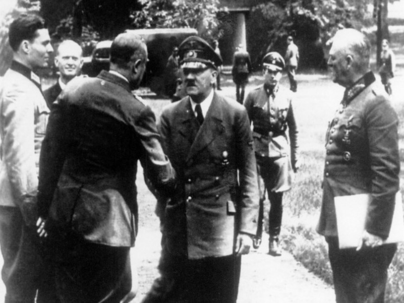 Pułkownik Claus von Stauffenberg (pierwszy z lewej) podczas spotkania z Hitlerem /Wikimedia Commons – repozytorium wolnych zasobów /INTERIA.PL/materiały prasowe