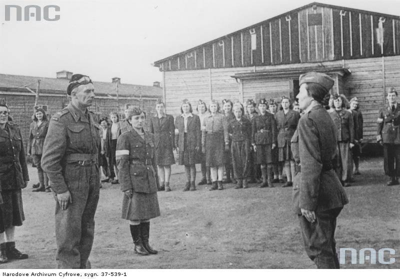 Pułkownik Stanisław Koszutski przyjmuje raport od polskich żołnierek uwolnionych z obozu Oberlangen. 12 kwietnia 1945 r. /Z archiwum Narodowego Archiwum Cyfrowego