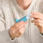 astma oskrzelowa Pulmonolog: "Chorym zalecam prowadzenie dzienniczków i stawiam na edukuję". Na astmę można zachorować w każdym wieku