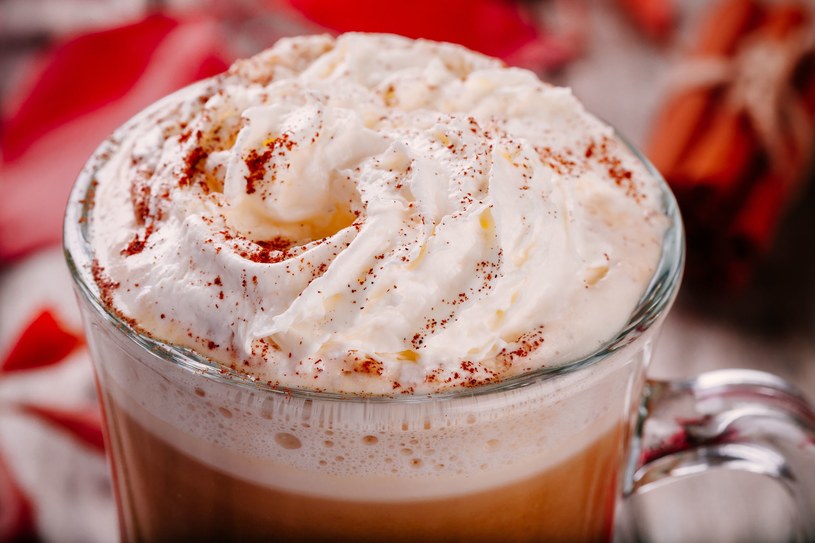 Pumpkin Spice Latte jak z kawiarni. Jak zrobić jesienną kawę w domu? /123RF/PICSEL