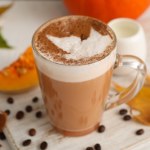 pumpkin spice latte Pumpkin Spice Latte? Zamiast wydawać 25 zł w kawiarni, zrób lepsze w domu