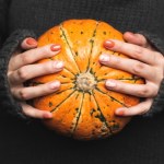 Pumpkin spice nails to gorący trend w manicure, który pokochasz tej jesieni. Wybierz najlepszy dla siebie