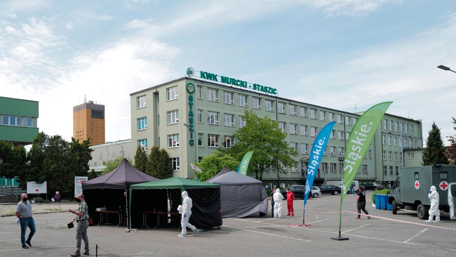 Punkt badań górników przed kopalnią "Murcki-Staszic" / 	Andrzej Grygiel    /PAP