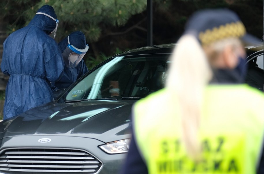 Punkt badań na obecność koronawirusa dla górników przy KWK Sośnica w Gliwicach / 	Andrzej Grygiel    /PAP