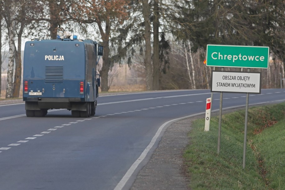 Punkt kontrolny na drodze krajowej nr 19 prowadzącej do polsko-białoruskiego przejścia granicznego w Kuźnicy / 	Artur Reszko    /PAP