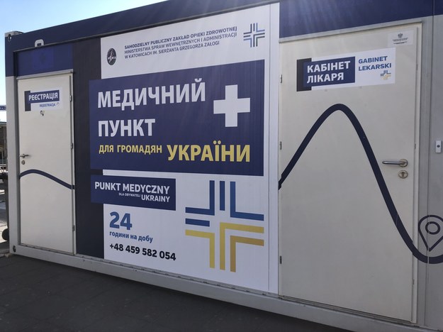 Punkt medyczny dla uchodźców przed dworcem w Katowicach /Anna Kropaczek /RMF FM