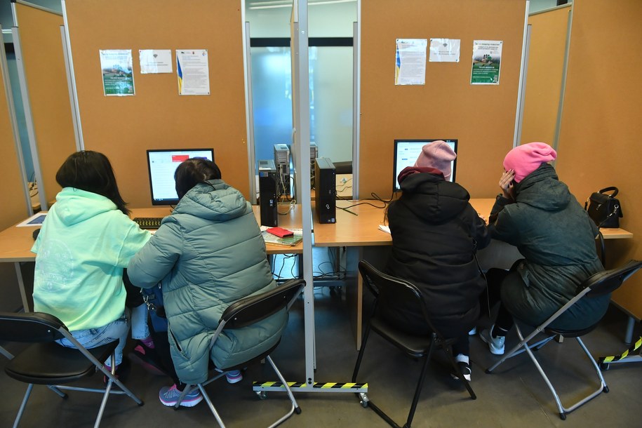 Punkt obsługi interesantów Urzędu Pracy m.st. Warszawy /Radek Pietruszka /PAP