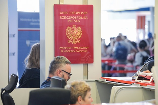 Punkt paszportowy na terenie Lotniska Chopina w Warszawie /Tomasz Gzell /PAP