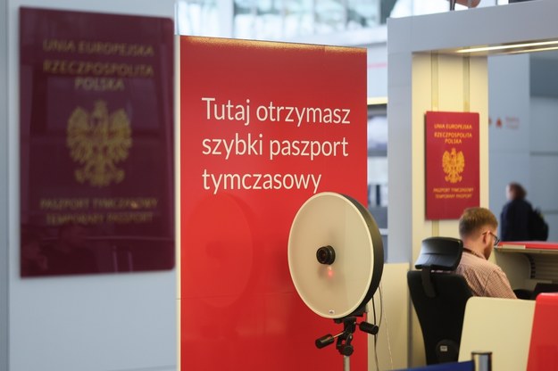 Punkt paszportowy na warszawskim lotnisku / 	Leszek Szymański    /PAP