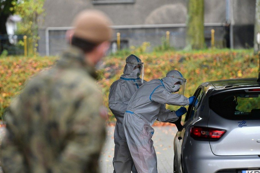 Punkt poboru wymazów do testów na koronawirusa / 	Marcin Bielecki    /PAP