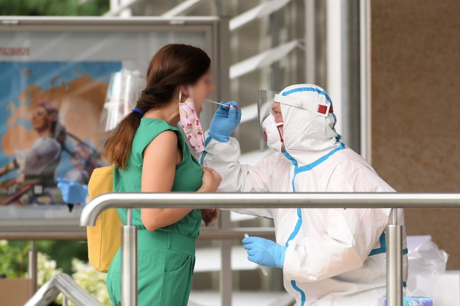 Punkt pobrań wymazów do testów na koronawirusa przed siedzibą Państwowego Zespołu Ludowego Pieśni i Tańca "Mazowsze" w podwarszawskich Otrębusach /Piotr Nowak /PAP