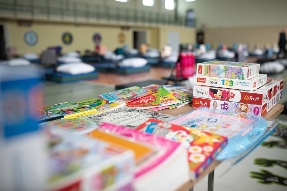 Punkt Pomocy dla uchodźców w hali sportowej w Płocku /Szymon Łabiński /PAP