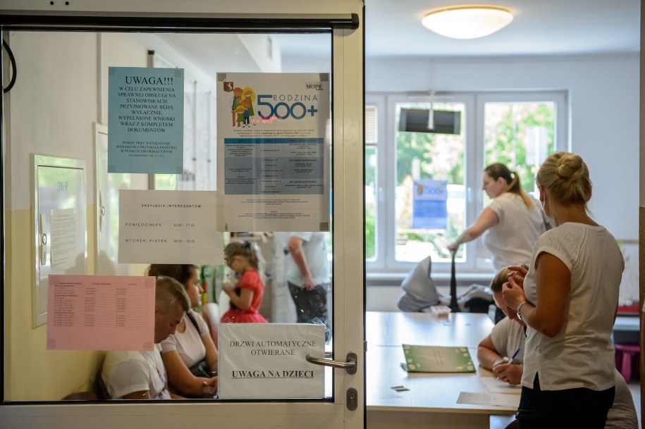 Punkt przyjmowania wniosków o świadczenia "500+" w Miejskim Ośrodku Pomocy Rodzinie w Lublinie. /Wojciech Pacewicz /PAP