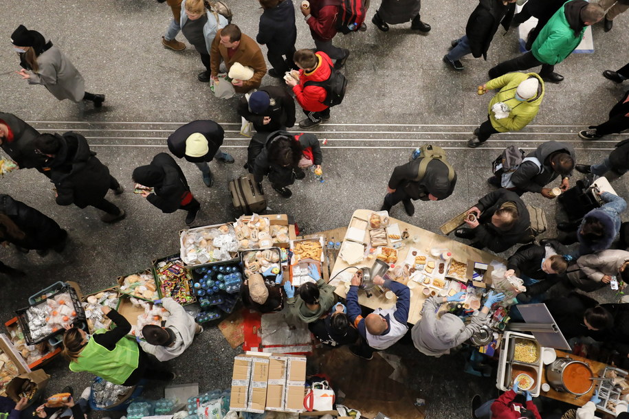 Punkt recepcyjny dla uchodźców z Ukrainy na Dworcu Głównym we Wrocławiu /Aleksander Koźmiński /PAP