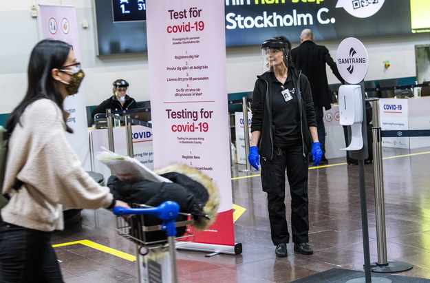 Punkt robienia testu na koronawirusa na lotnisku Arlanda w Sztokholmie /	TT NEWS AGENCY /PAP/EPA