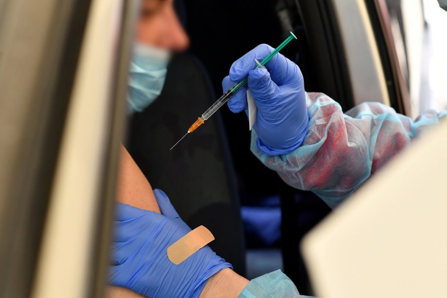 Punkt szczepień drive-thru przeciw Covid-19 w pobliżu szpitala tymczasowego na terenie Targów Kielce / 	Piotr Polak    /PAP