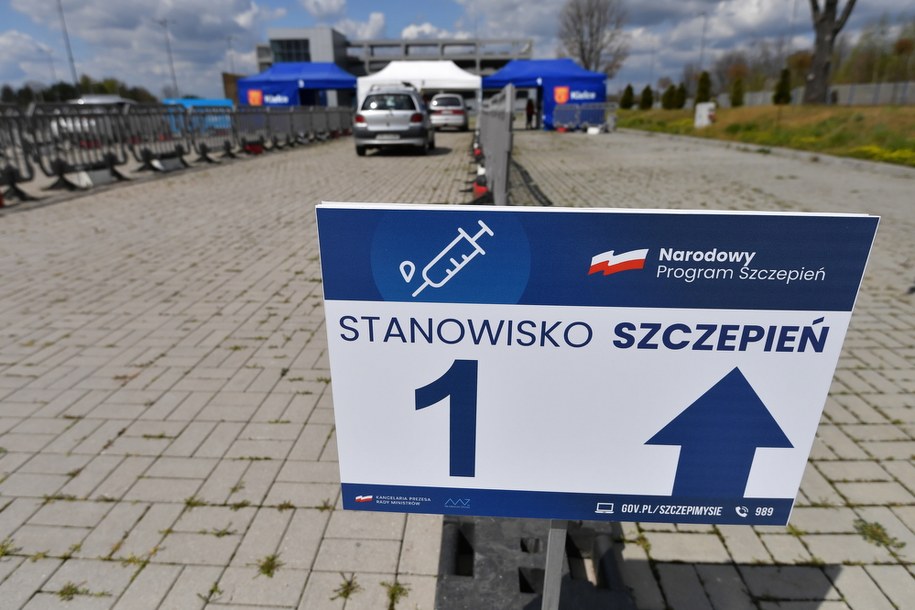 Punkt szczepień drive-thru przeciw Covid-19 w pobliżu szpitala tymczasowego na terenie Targów Kielce / 	Piotr Polak    /PAP