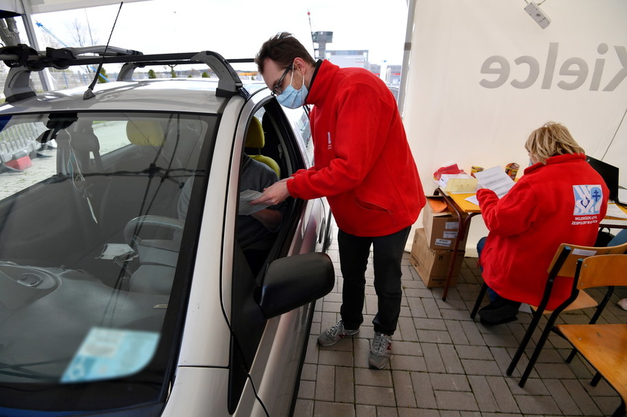 Punkt szczepień drive-thru przeciw Covid-19 w pobliżu szpitala tymczasowego na terenie Targów Kielce / 	Piotr Polak    /PAP