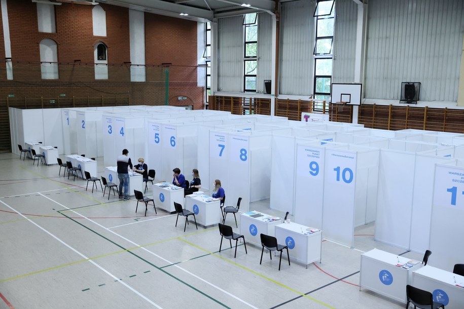 Punkt szczepień masowych / 	Leszek Szymański    /PAP