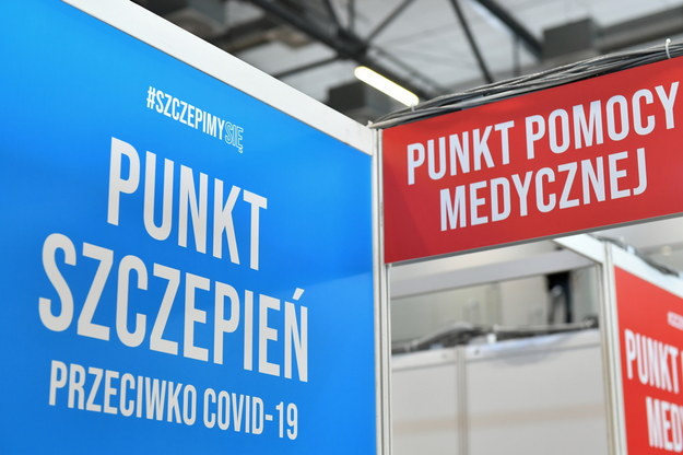 Punkt szczepień powszechnych otwarty w Centrum Sportowym Gdańskiego Uniwersytetu Medycznego / 	Adam Warżawa    /PAP