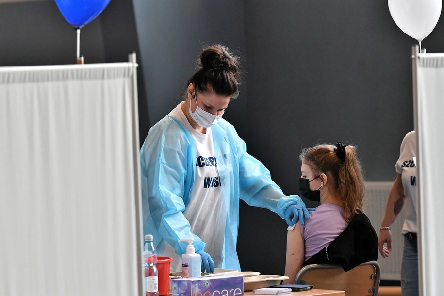 Punkt szczepień przeciw Covid-19 dla wrocławskich uczniów w V LO we Wrocławiu / 	Maciej Kulczyński    /PAP