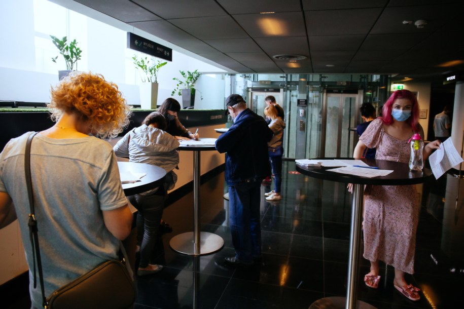 Punkt szczepień przeciw Covid-19 na stadionie Legii w Warszawie /Albert Zawada /PAP