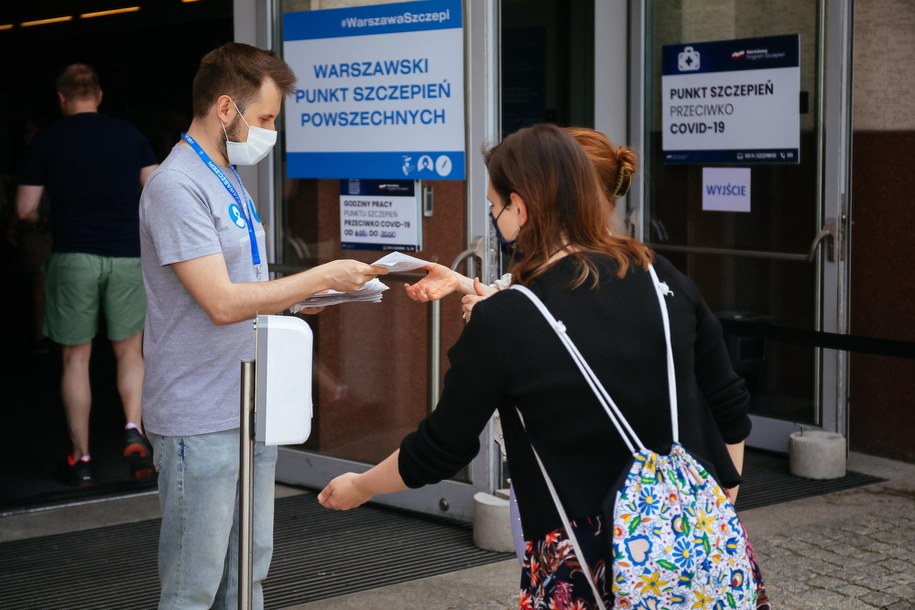 Punkt szczepień przeciw Covid.-19 na stadionie Legii w Warszawie.To jeden z prowadzonych przez władze stolicy punktów, w których w czerwcowy długi weekend można zaszczepić się bez konieczności wcześniejszego rejestrowania się i zapisów /Albert Zawada /PAP