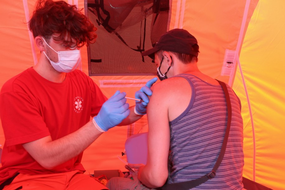 Punkt szczepień przeciw Covid-19 w Łodzi /Roman Zawistowski /PAP