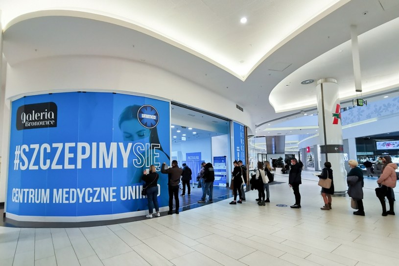 Punkt szczepień przeciw COVID-19 zorganizowany przez Centrum Medyczne UNIMED Krakow /East News
