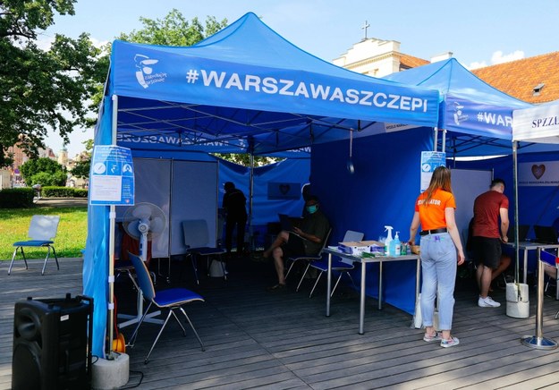 Punkt szczepień przeciwko covid-19 na Krakowskim Przedmieściu /Albert Zawada /PAP