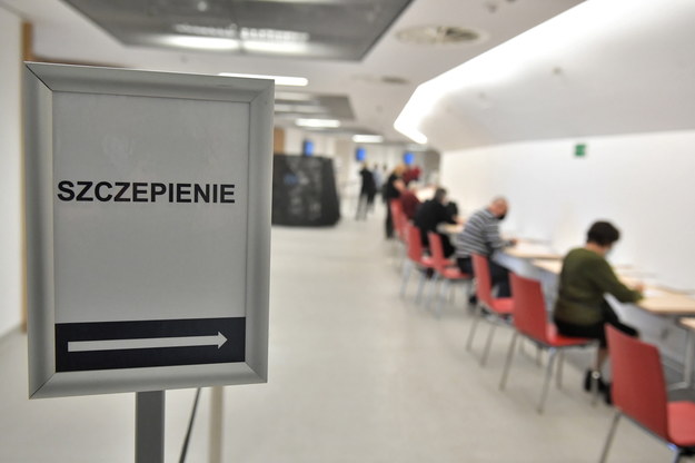 Punkt szczepień przeciwko Covid-19 na terenie szpitala tymczasowego na Stadionie PGE Narodowym w Warszawie /Radek  Pietruszka /PAP