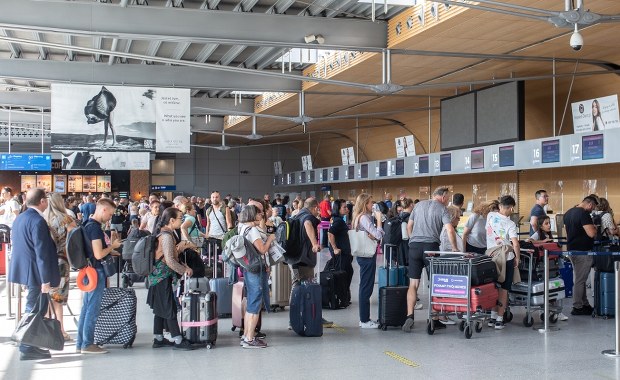 Punkt szybkiego paszportu tymczasowego otwarto na poznańskim lotnisku