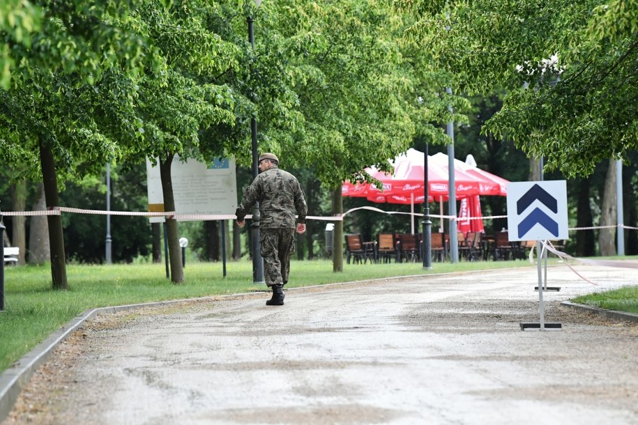 Punkt typu drive thru do poboru próbek do badań na Covid-19, uruchomiony w pobliżu zakładów produkujących mrożonki w Działoszynie /	Grzegorz Michałowski   /PAP