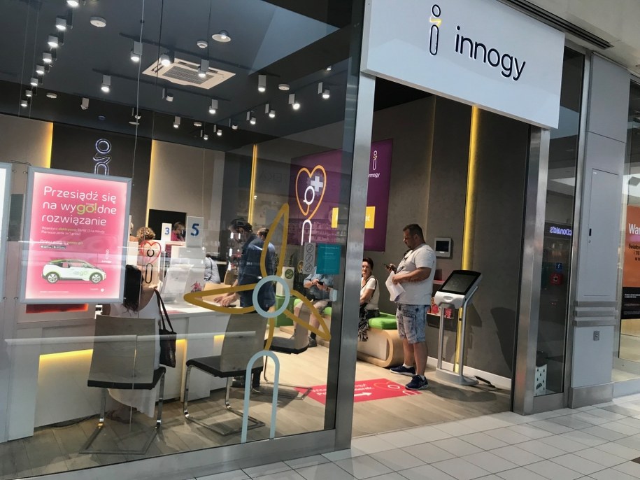 Punkt w Warszawie, gdzie można składać wniosek ws. zamrożenia cen prądu /Mariusz PIekarski /RMF FM