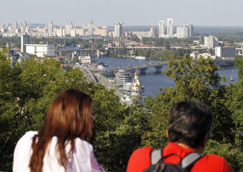 Punkt widokowy na brzegu rzeki Dniepr w centrum Kijowa /NurPhoto /AFP