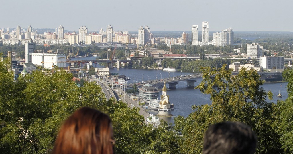 Punkt widokowy na brzegu rzeki Dniepr w centrum Kijowa /NurPhoto /AFP