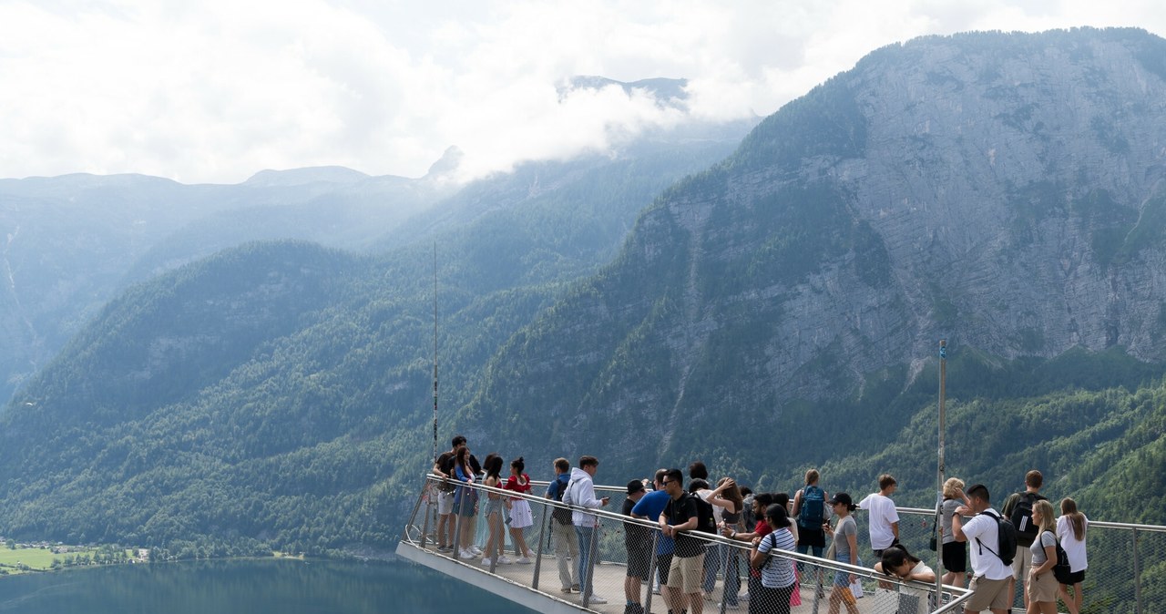 Punkt widokowy Skywalk, z którego roztacza się piękny widok na Hallstatt oraz jezioro