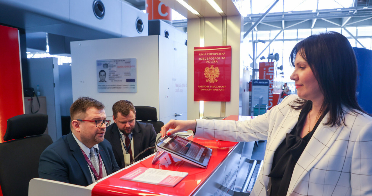 Punkt wydawania paszportów tymczasowych na Lotnisku Chopina. Paszport tymczasowy od ręki. /Piotr Molecki/East News /East News
