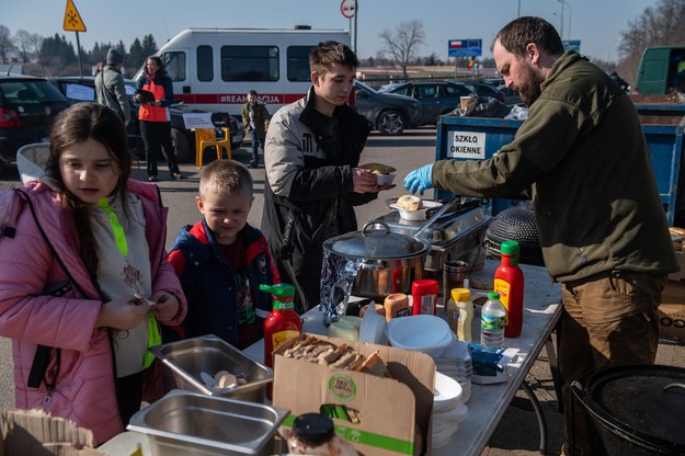 Punkt wydawania żywności dla uchodźców z Ukrainy na przejściu granicznym w Hrebennem /Wojtek Jargiło /PAP