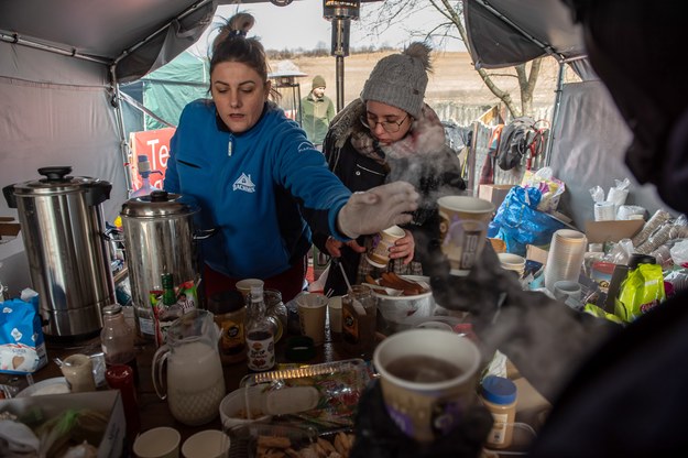 Punkt z ciepłym jedzeniem dla uchodźców z Ukrainy na polsko-ukraińskim przejściu granicznym w Hrebennem /Wojtek Jargiło /PAP