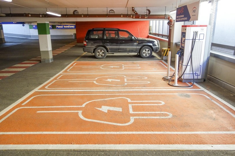 Punkty ładowania aut elektrycznych świecą pustkami, ale udział w programie elektromobilności zobowiązuje /Piotr Kamionka /Reporter