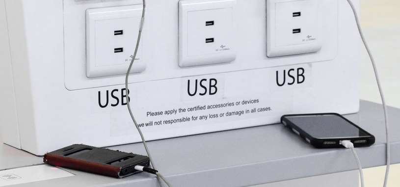 Punkty ładowania, w których telefon podłączamy bezpośrednio przy pomocy kabla USB mogą być niebezpieczne /123RF/PICSEL