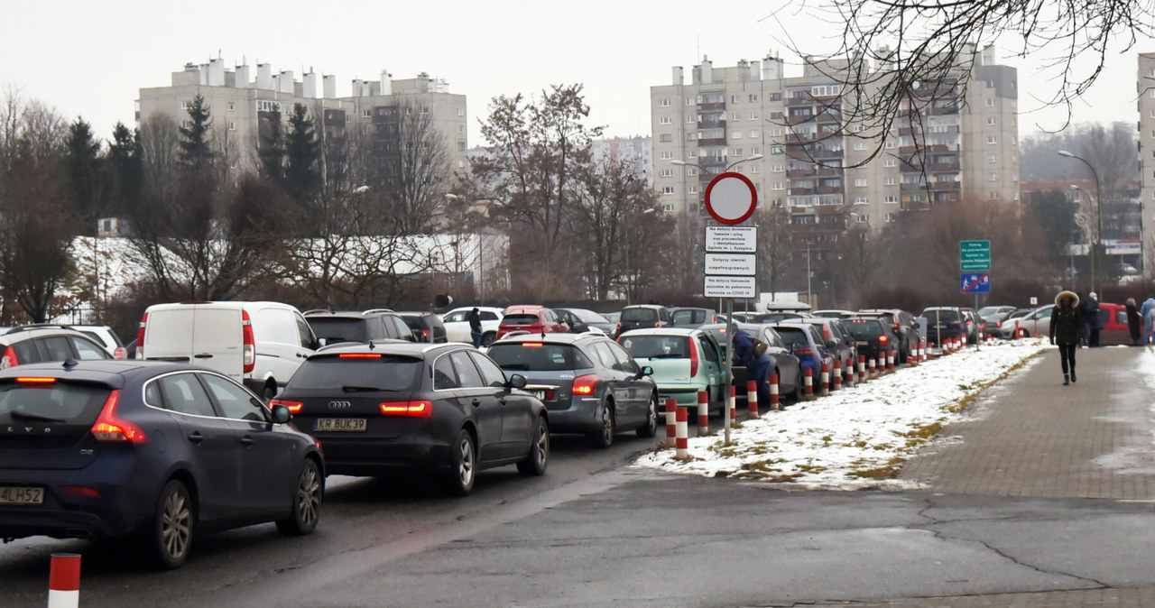 Punkty pobrań drive thru przeżywają oblężenie. Tu przykład z Krakowa. /Marek Lasyk/REPORTER  /East News