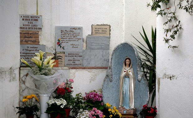 Pusta kapliczka. Warszawscy policjanci szukają złodzieja otaczanej kultem figury