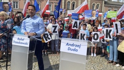 Pusta mównica dla Dudy. Trzaskowski: Niech odpowie na trudne pytania