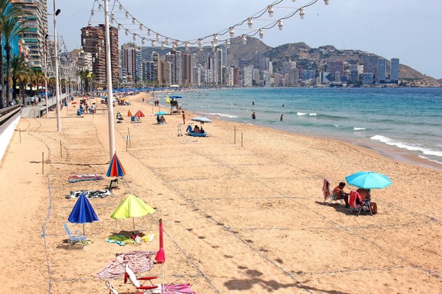 Pusta plaża w hiszpańskim Benidorm /MORELL /PAP/EPA