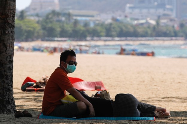 Pusta plaża w mieście Pattaya na Tajlandii /DIEGO AZUBEL /PAP/EPA