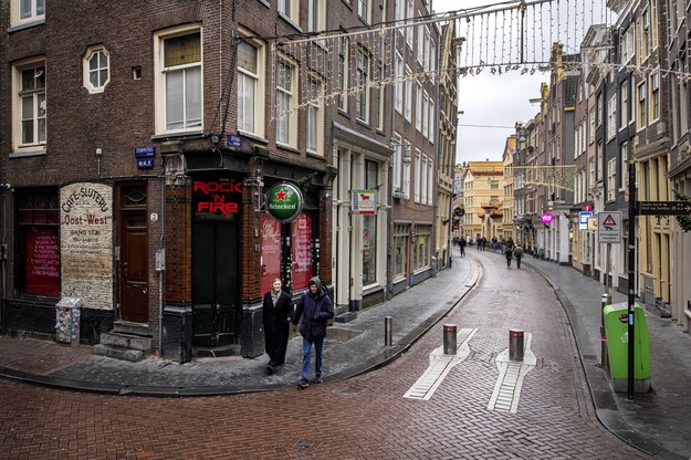Pusta ulica w Amsterdamie /RAMON VAN FLYMEN  /PAP/EPA