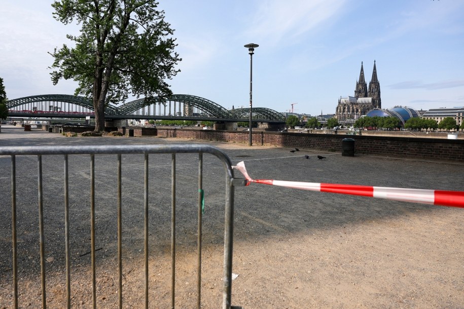 Puste bulwary nad Renem w Kolonii /	CHRISTOPHER NEUNDORF /PAP/EPA