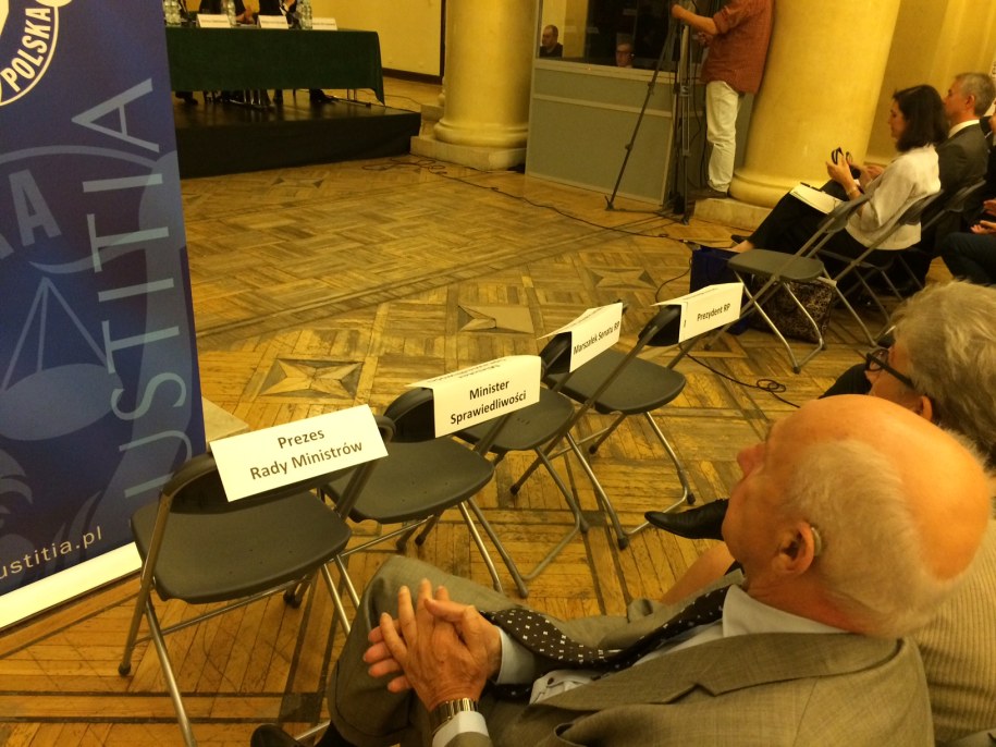 Puste krzesła dla prezydenta, premier, marszałków Sejmu i Senatu oraz ministra sprawiedliwości /Mariusz Piekarski, RMF FM /RMF FM